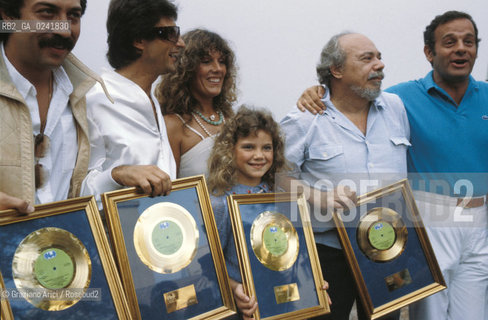 Venezia,1980.Ritratto di Nikka Costa, cantante e Caterina Caselli, Tony Renis, Don Costa. Musica pop cantante bambina hit.Venice,1980. Portrait of the singer Nikka Costa with Caterina Caselli,Tony Renis and Don Costa ©Graziano Arici/Rosebud2