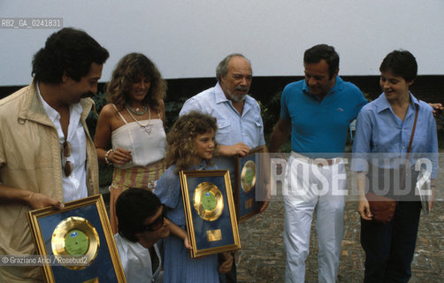 Venezia,1980.Ritratto di Nikka Costa, cantante e Caterina Caselli, Tony Renis, Don Costa. Musica pop cantante bambina hit.Venice,1980. Portrait of the singer Nikka Costa with Caterina Caselli,Tony Renis and Don Costa ©Graziano Arici/Rosebud2