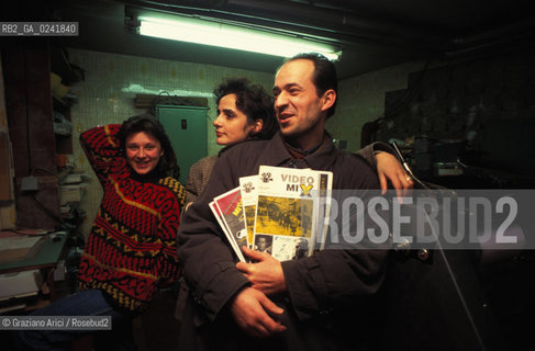 Sarajevo,1994.Cinema a sarajevo.Kasim Dzajic e due collaboratrici nella sua tipografia. Cinema tipografia ritratto gruppo.Sarajevo,1994. Cinema in sarajevo.Portrait of Kasim Dzajic into his typography with two employees ©Graziano Arici/Rosebud2