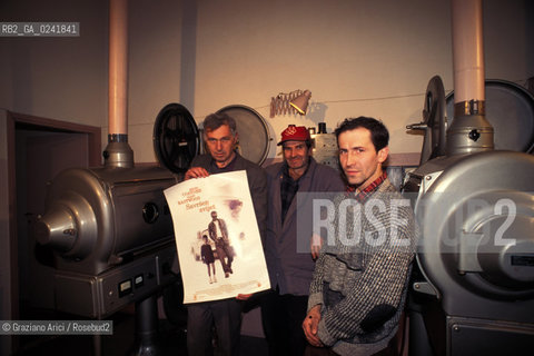 Sarajevo,1994.Cinema a sarajevo.Il direttore,loperatore e un tecnico del cinema Bosna. Cinema guerra Bosna ritratto.Sarajevo,1994. Cinema in sarajevo.Portrait of the director, the technician and the operator of Bosna Cinema ©Graziano Arici/Rosebud2
