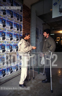 Sarajevo,1994.Cinema a sarajevo.Cinema Radnik. Ragazzi feriti durante la guerra davanti al cinema Radnik. guerra cinema ragazzo.Sarajevo,1994. Cinema in sarajevo.Radnik Cinema. Boys wounded during the war waiting in front of the Radnik cinema ©Graziano Arici/Rosebud2