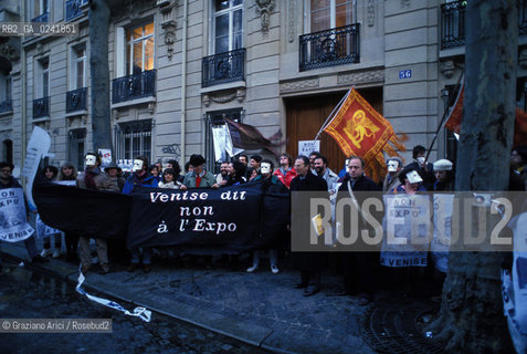 Parigi,1989. Manifestazione contro lExpo a Venezia davanti la sede del Bureau Des Expositions. NO EXPO a Venezia.Expo protesta manifestazione politica.Paris,1989. Demonstration against the Expo in Venice in front of Bureau Des expositions ©Graziano Arici/Rosebud2