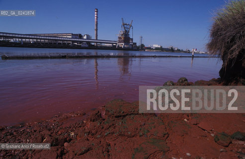 Venezia,1998.Portomarghera zona industriale:inquinamento dei canali. Ecologia inquinamento canale marghera rosso fango -Venice,1998. Portomarghera. Industrial area: pollution in the water of canal ©Graziano Arici/Rosebud2