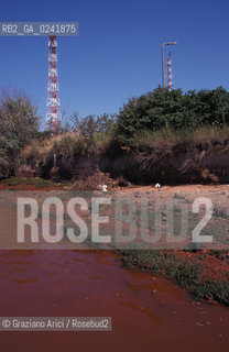 Venezia,1998.Portomarghera zona industriale:inquinamento dei canali. Ecologia inquinamento canale marghera rosso fango -Venice,1998. Portomarghera. Industrial area: pollution in the water of canal ©Graziano Arici/Rosebud2