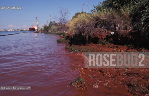 Venezia,1998.Portomarghera zona industriale:inquinamento dei canali. Ecologia inquinamento canale marghera rosso fango -Venice,1998. Portomarghera. Industrial area: pollution in the water of canal ©Graziano Arici/Rosebud2