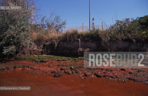 Venezia,1998.Portomarghera zona industriale:inquinamento dei canali. Ecologia inquinamento canale marghera rosso fango -Venice,1998. Portomarghera. Industrial area: pollution in the water of canal ©Graziano Arici/Rosebud2
