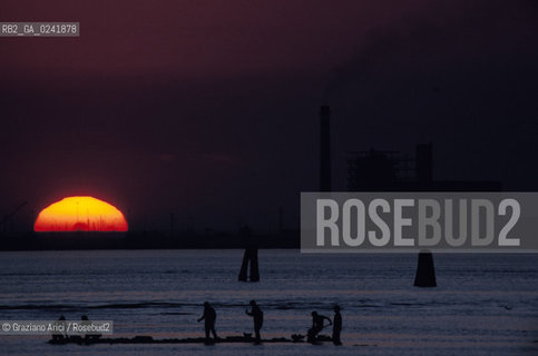 Venezia,1998.Portomarghera zona industriale:tramonto sulla laguna. Marghera industria laguna panoramica tramonto -Venice,1998. Portomarghera. Industrial area:view from the lagoon ©Graziano Arici/Rosebud2