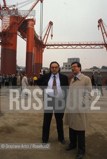 -Venezia,1988. Inaugurazione del modello di paratoia mobile del progetto Mose alla bocche di porto del Lido:il politico Gianni De Michelis e il presidente del Consorzio Luigi Zanda ritratti davanti al Mose. lido modello paratoia bocca di porto MOSE consorzio venezia nuova inaugurazione -Venice,1988. Inauguration of the model of mobile gates of the Mose project in the Lido:portrait of the politician Gianni De Michelis with the President of Consorzio Venezia Nuova Luigi Zanda ©Graziano Arici/Rosebud2.