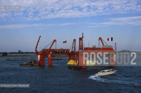 -Venezia,1988. Inaugurazione del modello di paratoia mobile del progetto Mose alla bocche di porto del Lido. lido modello paratoia bocca di porto MOSE consorzio venezia nuova inaugurazione -Venice,1988. Inauguration of the model of mobile gates of the Mose project in the Lido ©Graziano Arici/Rosebud2.
