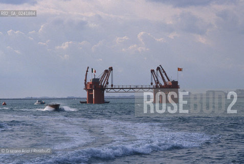 -Venezia,1988. Inaugurazione del modello di paratoia mobile del progetto Mose alla bocche di porto del Lido. lido modello paratoia bocca di porto MOSE consorzio venezia nuova inaugurazione -Venice,1988. Inauguration of the model of mobile gates of the Mose project in the Lido ©Graziano Arici/Rosebud2.