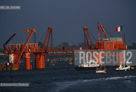 -Venezia,1988. Inaugurazione del modello di paratoia mobile del progetto Mose alla bocche di porto del Lido. lido modello paratoia bocca di porto MOSE consorzio venezia nuova inaugurazione -Venice,1988. Inauguration of the model of mobile gates of the Mose project in the Lido ©Graziano Arici/Rosebud2.