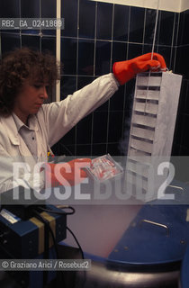 -Bologna,1995.Istituto di ematologia Seragnolidellospedale SantOrsola di Bologna:cellule di midollo osseo congelate pronte per lautotrapianto-Bologna,1995. SeragnoliInstitute of Hematology: bone marrow cells ©Graziano Arici/Rosebud2