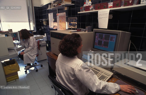 -Bologna,1995.Istituto di ematologia Seragnolidellospedale SantOrsola di Bologna:citofluorimetro. medicina scienza ricerca cellule midollo malattia -Bologna,1995. SeragnoliInstitute of Hematology: the flow cytometer ©Graziano Arici/Rosebud2