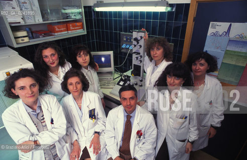 -Bologna,1995.Istituto di ematologia Seragnolidellospedale SantOrsola di Bologna: il gruppo degli analisti. medicina malattia analista medico cura ricerca scienza midollo -Bologna,1995. SeragnoliInstitute of Hematology: the group of analysts ©Graziano Arici/Rosebud2