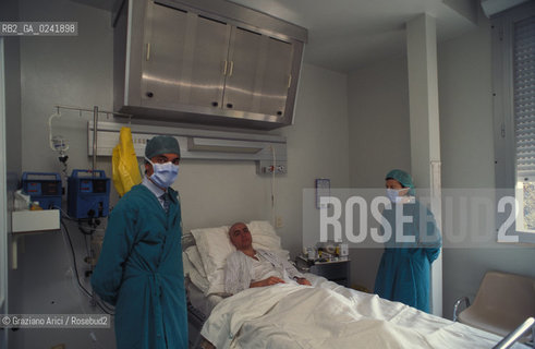 -Bologna,1995.Istituto di ematologia Seragnolidellospedale SantOrsola di Bologna:paziente ricoverato per patologia al midollo osseo -Bologna,1995. SeragnoliInstitute of Hematology:patient hospitalized for bone marrow disease ©Graziano Arici/Rosebud2