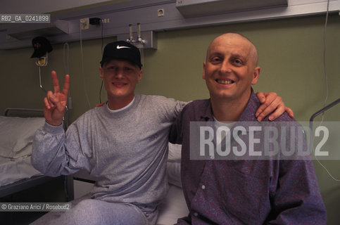 -Bologna,1995.Istituto di ematologia Seragnolidellospedale SantOrsola di Bologna: due pazienti rcoverati per malattie al midollo Medicina malattia midollo ospedale scienza-Bologna,1995. SeragnoliInstitute of Hematology: two patients hospitalized ©Graziano Arici/Rosebud2