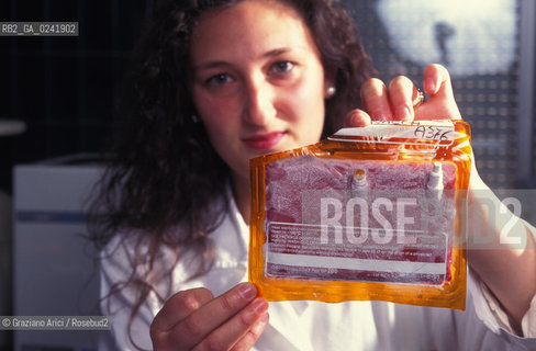-Bologna,1995.Istituto di ematologia Seragnolidellospedale SantOrsola di Bologna:cellule di midollo osseo congelate pronte per lautotrapianto-Bologna,1995. SeragnoliInstitute of Hematology: bone marrow cells ©Graziano Arici/Rosebud2