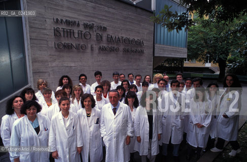 -Bologna,1995.Istituto di ematologia Seragnolidellospedale SantOrsola di Bologna: il gruppo del personale medico. medicina medico gruppo ricerca midollo ritratto -Bologna,1995. SeragnoliInstitute of Hematology: group of the doctors ©Graziano Arici/Rosebud2