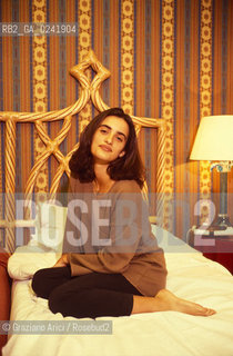 -Venezia,1995. Mostra Internazionale dArte Cinematografica.Ritratto dellattrice Penelope Cruz in camera. attrice cinema ritratto letto camera albergo -Venice,1997. International Venice Film festival.Portrait of the actress Penelope Cruz ©Graziano Arici/Rosebud2
