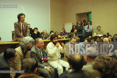 -Trento,1988. Convegno A Trento ventanni dopo. Università degli studi di trento 68-88:Mauro Rostagno,sociologo e giornalista con Marco Boato, politico. ritratto,Movimento studentesco, 1968,Lotta Continua,sociologia,fondatore, politica -Trento,1988. Congress A Trento ventanni dopo:Mauro Rostagno, sociologist and journalist with Marco Boato, politician. Trento University. student movement ©Graziano Arici/Rosebud2