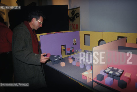 -Trento,1988. Convegno A Trento ventanni dopo. Università degli studi di trento 68-88:il modellino delledificio del movimento studentesco. Movimento studentesco, 1968, striscione politica -trento,1988. Congress A Trento ventanni dopo. Trento University. student movement:the model building of student movement  ©Graziano Arici/Rosebud2..