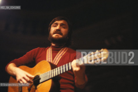 -Venezia,1983. Il cantautore Gualtiero Bertelli durante un concerto. Musica Folk cantautore -Venice,1983. The singer Gualtiero Bertelli during a concert ©Graziano Arici/Rosebud2  astga ©Graziano Arici/Rosebud2