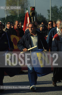 - Portomarghera, Venezia, 1996.Operai del settore chimico in sciopero. POLITICA manifestazione Sciopero lavoro operai blocco bandiera petrolchimico.- Portomarghera, Venice,1996.Strike of the Workers of the chemical sector ©Graziano Arici/Rosebud2