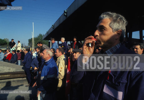 - Portomarghera, Venezia, 1996.Operai del settore chimico in sciopero. POLITICA manifestazione Sciopero lavoro operai blocco bandiera petrolchimico.- Portomarghera, Venice,1996.Strike of the Workers of the chemical sector ©Graziano Arici/Rosebud2