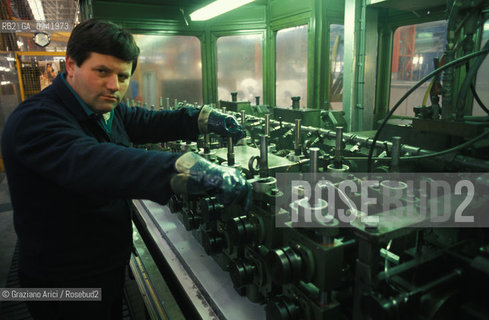 Marghera,(Venezia),1994.Crisi Alutekna.Lavoratori in autogestione: un interno della fabbrica. Politica sciopero lavoro crisi fabbrica Marghera.Marghera,(Venice),1994.Strike of the Aluteknàs workers: a interior room of the factory ©Graziano Arici/Rosebud2