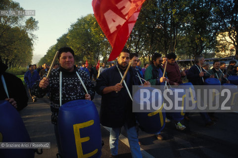- Portomarghera, Venezia, 1996.Operai del settore chimico in sciopero. POLITICA manifestazione Sciopero lavoro operai blocco bandiera petrolchimico.- Portomarghera, Venice,1996.Strike of the Workers of the chemical sector ©Graziano Arici/Rosebud2