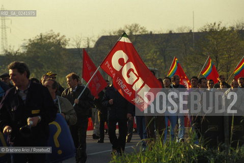 - Portomarghera, Venezia, 1996.Operai del settore chimico in sciopero. POLITICA manifestazione Sciopero lavoro operai blocco bandiera petrolchimico.- Portomarghera, Venice,1996.Strike of the Workers of the chemical sector ©Graziano Arici/Rosebud2