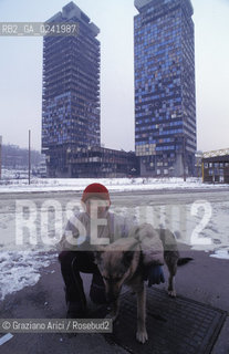 -Sarajevo,1994.Strade e palazzi della città: un bambino a Sarajevo Guerra distruzione palazzo - Sarajevo,1994. Roads and buildings in the city: a little boy ©Graziano Arici/Rosebud2