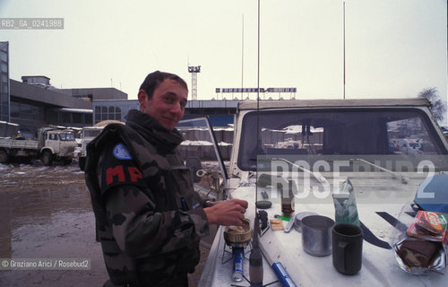 -Sarajevo,1994. Soldati allONU allaereoporto. Guerra Bosnia sarajevo soldato ONU -Sarajevo,1994.UN soldiers at the airport ©Graziano Arici/Rosebud2