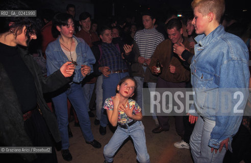 -Sarajevo,1994.Giovani in una discoteca Guerra città musica giovani -Sarajevo,1994.Young people in a disco ©Graziano Arici/Rosebud2