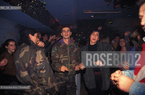-Sarajevo,1994.Giovani in una discoteca Guerra città musica giovani -Sarajevo,1994.Young people in a disco ©Graziano Arici/Rosebud2