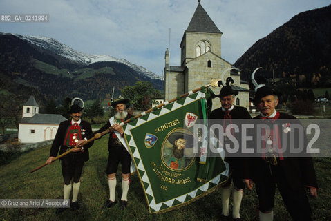 -1990. Alto Adige, Merano: Schützen (schuetzen), corpo paramilitare altoatesino. Alcuni rappresentanti con lo stendardo davanti alla cappella funebre di A. Hofer in Val Passiria. Geo Sudtirolo altoadige corpo politica para militare movimento soldato militare stendardo  -1990, Alto Adige-Südtirol, Meran: Schützen (schuetzen), paramilitary corp ©Graziano Arici/Rosebud2