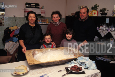 -Plostine,Slavonia 1994.Una famiglia appartenente alla comunità bellunese presente a Plostine.Geo minoranza italiana Slavonia A family that belongs to the Italian community  ©Graziano Arici/Rosebud2
