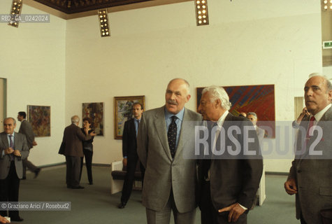 -Venezia,1993.Palazzo Grassi Mostra Palazzo Grassi al servizio di Marcel Duchamp. Lavvocato e presidente della FIAT Gianni Agnelli insieme al collezionista darte Pontus Hultén -Venice,1993. “Palazzo Grassi al servizio di Marcel Duchamp“ exhibition: Gianni Agnelli, president of FIAT, with the art collector Pontus Hultén ©Graziano Arici/Rosebud2