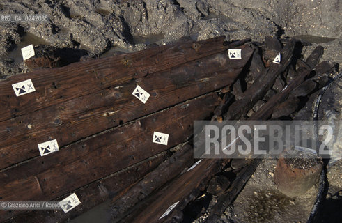 Venezia,1991. Scavi archeologici a San Marco in Boccalama sulla galea del1300. Scavo archeologia Boccalama galea Archeo.venice,1991. Archaeological excavations in San Marco in Boccalama: the galley ©Graziano Arici/Rosebud2