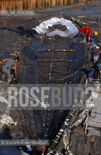 Venezia,1991. Scavi archeologici a San Marco in Boccalama sulla galea del1300. Scavo archeologia Boccalama galea Archeo.venice,1991. Archaeological excavations in San Marco in Boccalama: the galley ©Graziano Arici/Rosebud2