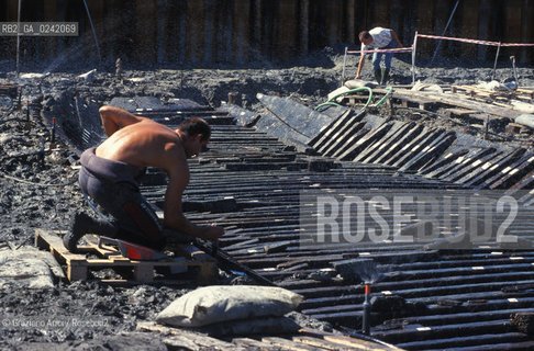Venezia,1991. Scavi archeologici a San Marco in Boccalama sulla galea del1300. Scavo archeologia Boccalama galea Archeo RELITTO B.venice,1991. Archaeological excavations in San Marco in Boccalama: the galley ©Graziano Arici/Rosebud2