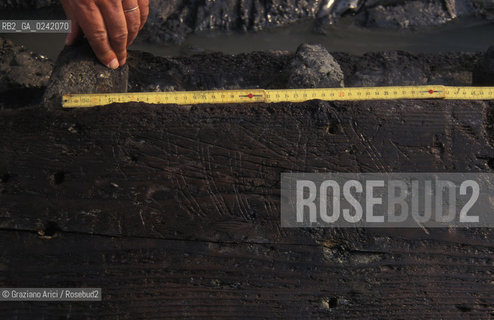 Venezia,1991. Scavi archeologici a San Marco in Boccalama sulla galea del1300:graffiti rinvenuti sulla galea. Scavo archeologia Boccalama galea Archeo graffito.venice,1991. Archaeological excavations in San Marco in Boccalama: the galley ©Graziano Arici/Rosebud2