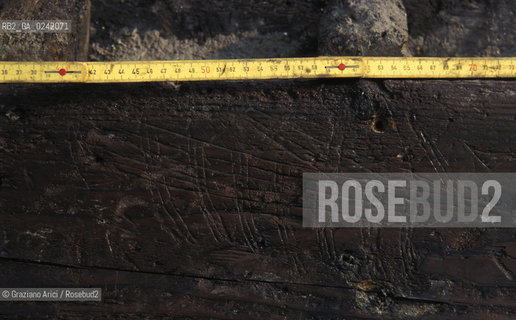 Venezia,1991. Scavi archeologici a San Marco in Boccalama sulla galea del1300:graffiti rinvenuti sulla galea. Scavo archeologia Boccalama galea Archeo graffito.venice,1991. Archaeological excavations in San Marco in Boccalama: the galley ©Graziano Arici/Rosebud2