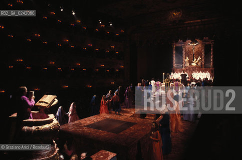 Venezia,1985. Gran Teatro La Fenice.L Opera lirica Passione secondo Giovanni di Johann Sebastian Bach.Musica lirica opera teatro scena.Venice,1985. Gran Teatro La Fenice. Johannes Passion by Johann Sebastian Bach..La cessione dei diritti di questa immagine si intende per quanto di nostra competenza. Non comprende invece le eventuali spese  relative a diritti che potranno essere richiesti dagli Enti o persone fisiche cui appartengono eventualmente i soggetti  ripresi. Tali costi, ove necessari, e l’espletamento di qualsivoglia pratica di richiesta di concessione del permesso di pubblicazione sono esclusivamente a carico e a cura del soggetto acquirente di questa immagine.