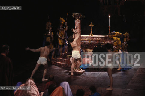 Venezia,1985. Gran Teatro La Fenice.L Opera lirica Passione secondo Giovanni di Johann Sebastian Bach.Musica lirica opera teatro scena.Venice,1985. Gran Teatro La Fenice. Johannes Passion by Johann Sebastian Bach..La cessione dei diritti di questa immagine si intende per quanto di nostra competenza. Non comprende invece le eventuali spese  relative a diritti che potranno essere richiesti dagli Enti o persone fisiche cui appartengono eventualmente i soggetti  ripresi. Tali costi, ove necessari, e l’espletamento di qualsivoglia pratica di richiesta di concessione del permesso di pubblicazione sono esclusivamente a carico e a cura del soggetto acquirente di questa immagine.