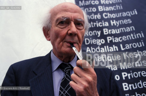 Venezia, 2000. Ritratto del sociologo Zygmunt Bauman con la pipa. ritratto sociologia sociologo fumo pipa.Venice, 2000. Portrait of  Zygmunt Bauman, sociologist ©Graziano Arici/Rosebud2