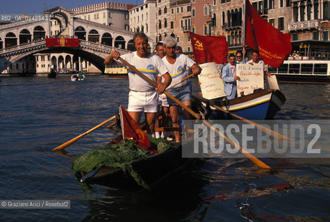 -venezia,1990.Manifestazione di protesta del PCI contro linquinamento da alghe in laguna. Inquinamento laguna alghe protesta PCI barca canal grande.-venice,1990. Protest against algae pollution of the lagoon  ©Graziano Arici/Rosebud2