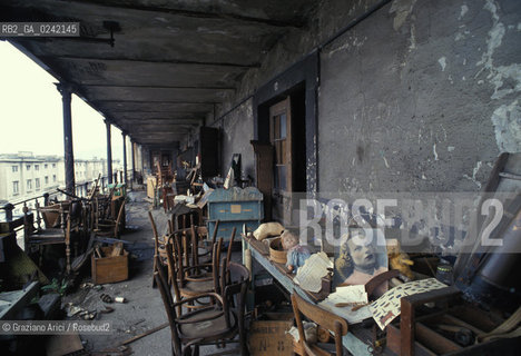 -Trieste,1995. Il silos 26che contiene oggetti e masserizie dei profughi esuli istriani del dopoguerra nel vecchio porto. foto oggetto lettera bandiera baule.-Trieste,1995. The silos 26 in the old port of Trieste: memories, objects, pictures, chairs, trunks of Istrian exiles ©Graziano Arici/Rosebud2
