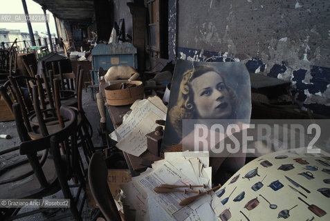 -Trieste,1995. Il silos 26che contiene oggetti e masserizie dei profughi esuli istriani del dopoguerra nel vecchio porto. foto oggetto lettera bandiera baule.-Trieste,1995. The silos 26 in the old port of Trieste: memories, objects, pictures, chairs, trunks of Istrian exiles ©Graziano Arici/Rosebud2