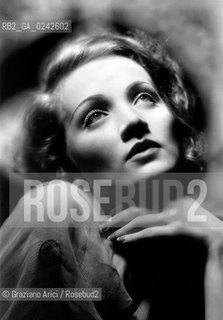 -1930 circa. Ritratto dellattrice e cantante tedesca Marlene Dietrich. Cinema attrice ritratto Angelo Azzurro Diva.-About 1930. Portrait of the german actress and singer Marlene Dietrich - Archivio Graziano Arici.LArchivio Arici non è riuscito ad avere informazioni sullautore di questa foto. Siamo comunque a disposizione di qualunque avente diritto per riconoscere eventuali proprietà intellettuali che non sia stato possibile fin qui attribuire. .Qualora si fosse inavvertitamente leso qualsiasi diritto di riproduzione, si prega di contattare lArchivio che provvederà a rimuovere le immagini in questione..La cessione dei diritti di questa immagine si intende per quanto di nostra competenza. Non comprende invece le eventuali spese  relative a diritti che potranno essere richiesti dagli Enti o persone fisiche cui appartengono eventualmente i soggetti  ripresi. Tali costi, ove necessari, e l’espletamento di qualsivoglia pratica di richiesta di concessione del permesso di pubblicazione sono esclusivamente a carico e a cura del soggetto acquirente di questa immagine....  astga ©Graziano Arici/Rosebud2